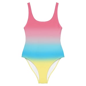 Puede incluir: Un bañador de color degradado en rosa, azul y amarillo con escote redondo y tirantes finos.