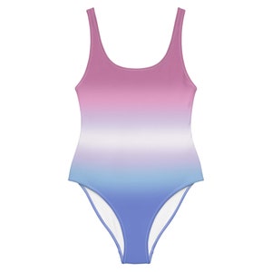 Puede incluir: Un bañador de una pieza con un diseño degradado en tonos rosa, blanco y azul.