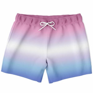Puede incluir: Bañador de hombre con estampado degradado en rosa, blanco y azul con cordón blanco.
