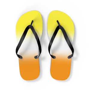 Puede incluir: Un par de chanclas amarillas, naranjas y blancas con correas negras.