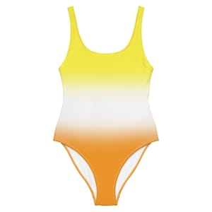 Puede incluir: Un bañador de color amarillo, blanco y naranja degradado con escote redondo y tirantes finos.