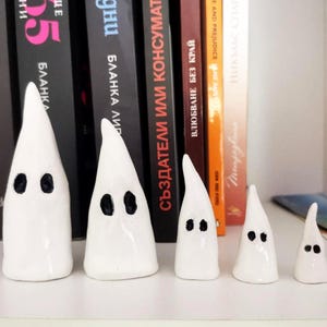Handgjort keramiskt spökset: Halloweendekor, glaserade lerfigurer