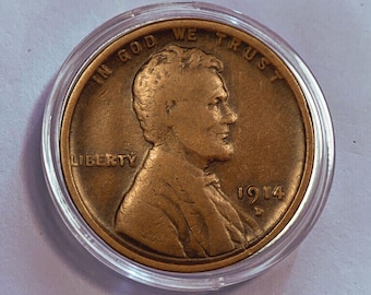 Può includere: Una moneta da un centesimo di Lincoln del 1914 in rame in un porta monete di plastica trasparente. La moneta presenta un profilo di Abraham Lincoln sul dritto con la scritta "IN GOD WE TRUST" e "LIBERTY". Il rovescio presenta il Lincoln Memorial con la scritta "ONE CENT" e "1914".
