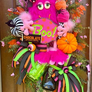 Bright Pink Monster Halloween Wreath – Boo Sign, Candy & Pumpkin Accents, Whimsical Door Décor, Fun Halloween Front Door Wreath, Cute Spooky