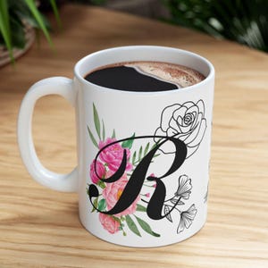 Caneca de cerâmica floral com design da letra R, xícara de chá de café colorida, caneca floral preta e branca, xícara inicial personalizada, presente para amantes de chá,