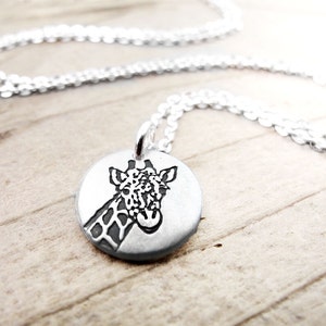 Collar de jirafa pequeña en plata, regalo para hija o esposa