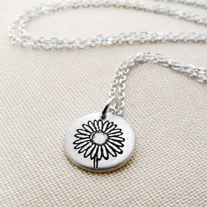 Tiny daisy necklace in silver