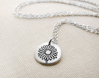 Tiny daisy necklace in silver