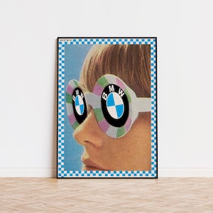 Może przedstawiać: Oprawiony wydruk artystyczny w stylu retro przedstawiający osobę noszącą okulary przeciwsłoneczne z logo BMW na soczewkach. Okulary przeciwsłoneczne mają białą oprawkę i kolorowe soczewki. Wydruk ma niebiesko-białą obwódkę w kratkę.