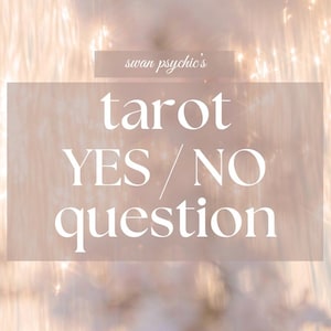 以下が含まれることがあります： 淡いピンクと白の背景を持つ、柔らかく夢のような画像。テキストは、様式化されたフォントで「swan psychic's tarot YES / NO question」と表示されています。全体的な美しさは優しく、幻想的です。