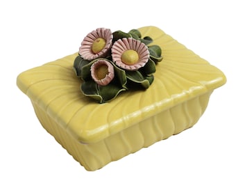 Vintage Keramik Blumen Trinket Box 3D Gänseblümchen auf Deckel Gelb Frazier Keramik Aufbewahrungsbox Schmuck Aufbewahrungsbox Dekorative Box 1960er Jahre Charming USA