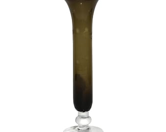 Elegante olivgrüne Glasvase mit geätzter Knospe, Fußkugelsockel, hohe, dünne Vase, minimales schickes Dekor