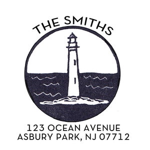 Peut inclure: Illustration en noir et blanc d'un phare dans un cercle avec le texte "THE SMITHS" au-dessus du cercle et "123 OCEAN AVENUE ASBURY PARK, NJ 07712" en dessous du cercle.