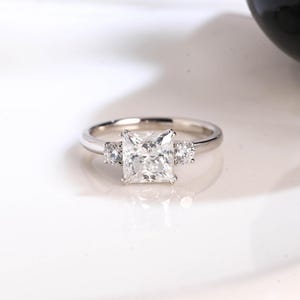 Anel de Noivado/Casamento em Ouro Maciço com Três Pedras de Moissanita Lapidação Princesa