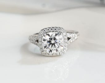 Solid Gold Hidden Halo Split Shank Cushion Cut Moissanite Pierścionek zaręczynowy, Vintage Promise Ring, Pierścionek zaręczynowy, Prezent urodzinowy dla żony kobiety