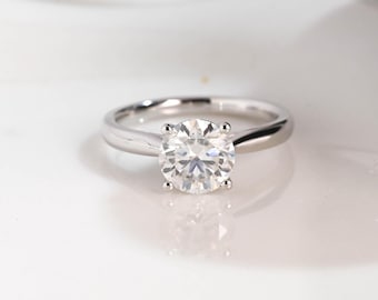 Solid Gold Solitär Rundschnitt Moissanite Verlobungsring Kathedrale Set
