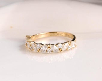 Anillo de boda de oro macizo con diamantes talla marquesa y redonda, media eternidad.