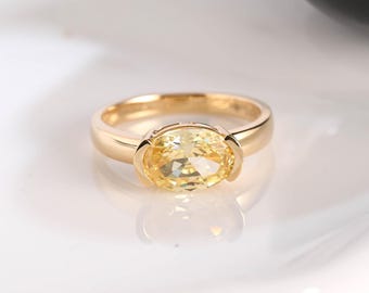 Anel de noivado solitário em ouro maciço com zircônia amarela oval de 2,5 mm de largura e meia moldura.