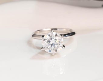 Anello di fidanzamento solitario in oro massiccio con moissanite taglio rotondo, montatura alta, anello a lama di coltello