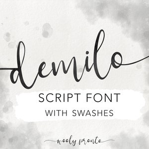 Puede incluir: Diseño gráfico digital con la palabra "demilo" en elegante fuente de escritura negra. Debajo, el texto dice "SCRIPT FONT WITH SWASHES" en una pancarta blanca. El fondo tiene un efecto de lavado de acuarela.