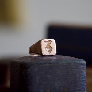 Anillo de caballero antiguo en oro rosa de 18 kt con escudo de armas de la nobleza francesa. Joyería Golconda