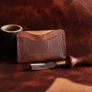 The Horizon - Cartera minimalista con tarjetero y cierre de cremallera. Tiene capacidad para hasta 8 tarjetas. Fabricada a mano en Nevada