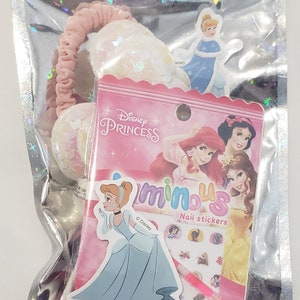 Kinder Mädchen Disney Prinzessin inspirierte leuchtende Nägel Partytasche mit Haarbändern, Leuchtstab und veganen Süßigkeiten, Partyartikeln, Geburtstag