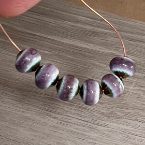 Emaillierte lila Lavendel Perlen, kleine runde lila Perlen, Perlen zur Schmuckherstellung, Emaille, Kupfer, kleine runde Perlen, Artisan Plus Bild 3
