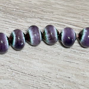Emaillierte lila Lavendel Perlen, kleine runde lila Perlen, Perlen zur Schmuckherstellung, Emaille, Kupfer, kleine runde Perlen, Artisan Plus Bild 2