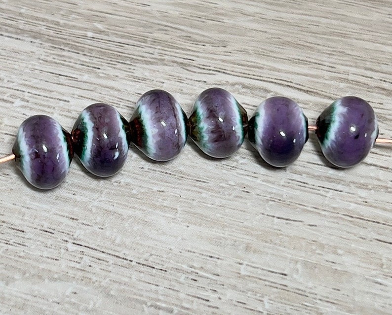 Emaillierte lila Lavendel Perlen, kleine runde lila Perlen, Perlen zur Schmuckherstellung, Emaille, Kupfer, kleine runde Perlen, Artisan Plus Bild 2