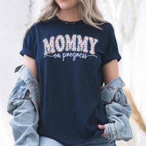 Camiseta "Mami en progreso" / Linda camiseta de embarazo para mamás / Camiseta de maternidad para la pancita / Regalo para la futura mamá / Diseño floral con letras