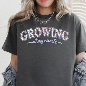 Camiseta "CRECIENDO un pequeño milagro" / Linda camiseta de embarazo para mamás / Camiseta de maternidad para la pancita / Regalo para la futura mamá / Diseño de letras florales