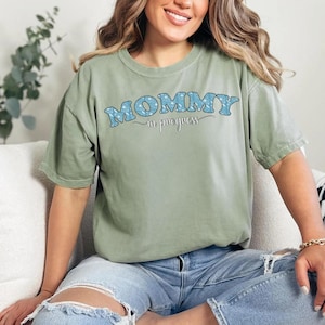 Camiseta "Mamãe em Progresso" | Camiseta fofa para gestantes | Camiseta para gestantes com barriga de grávida | Presente para futura mamãe | Design de letras florais