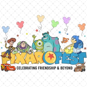 Könnte beinhalten: Eine farbenfrohe Illustration mit Figuren aus Pixar-Filmen, darunter Woody, Buzz Lightyear, Mike Wazowski, Sulley, Dory und Traurigkeit. Die Figuren sind um die Worte "Pixar Fest" mit dem Slogan "Freundschaft feiern & darüber hinaus" angeordnet.