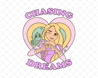 Pode incluir: Ilustração gráfica de uma princesa de desenho animado piscando e formando um coração com as mãos. Um camaleão verde está em seu ombro. As palavras "CHASING DREAMS" estão arqueadas acima e abaixo da princesa, em um coração.