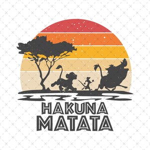 Könnte beinhalten: Ein Sonnenuntergang im Retro-Stil mit einer Silhouette eines Löwen, eines Warzenschweins und eines Erdmännchens, die unten entlanglaufen. Der Text "Hakuna Matata" befindet sich unter dem Bild.
