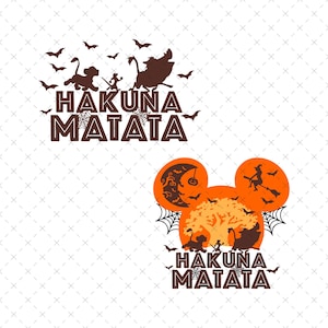 Puede incluir: Un diseño de temática de Halloween con orejas de Mickey Mouse con una telaraña, murciélagos y una luna creciente. El texto "Hakuna Matata" está escrito debajo de las orejas en letras marrones.