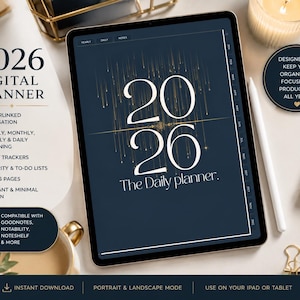 Może przedstawiać: Cyfrowy planer na rok 2026 wyświetlony na ekranie tabletu z ciemnoniebieskim tłem, złotymi pionowymi smugami światła i tekstem 2026 The Daily planner. Interfejs zawiera zakładki nawigacyjne z hiperłączami do planowania rocznego i dziennego.