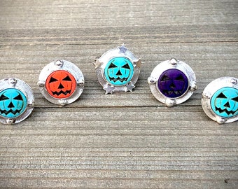 Può includere: Cinque anelli d'argento con un design a forma di zucca. Gli anelli presentano pietre di diversi colori, tra cui turchese, arancione, viola e blu.