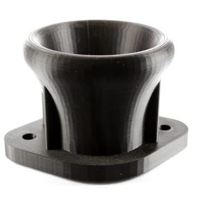 Op de afbeelding: Een zwarte, 3D-geprinte trechter van plastic met een brede basis en een smalle opening.