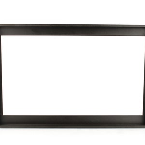 Può includere: Una cornice in plastica nera con angoli arrotondati e piccoli fori su ogni lato. La cornice è progettata per contenere uno schermo o un display.