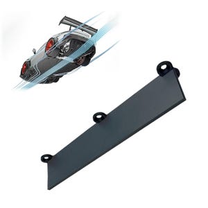 Puede incluir: Un alerón de coche negro y rectangular con tres orificios de montaje. En el fondo, un coche deportivo gris con ruedas rojas se representa en movimiento, con líneas de velocidad azules.