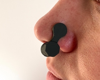 Kolczyk uciskowy na keloid nosowy – leczenie blizn pooperacyjnych