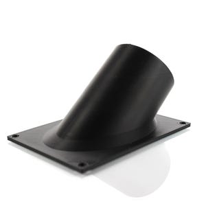 Op de afbeelding: Zwarte kunststof ventilatieopening met een rechthoekige basis en een gebogen, gehoekte opening. De ventilatieopening is ontworpen om de luchtstroom te richten.