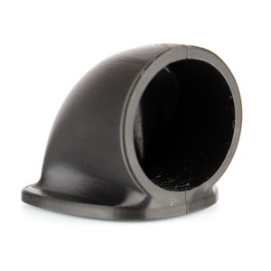 Puede incluir: Accesorio de tubería de plástico negro con una curva de 90 grados. El accesorio tiene una superficie lisa y redondeada.