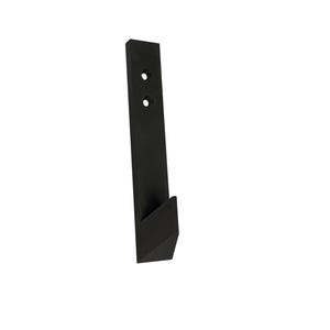 Pode incluir: Gancho de metal preto com dois furos para montagem. O gancho tem a forma de um J simples e tem uma ponta afiada na extremidade.