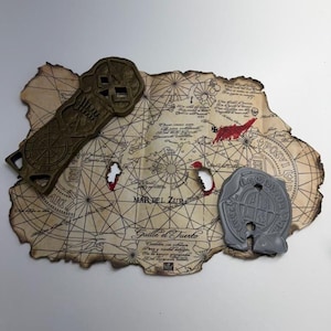 Set del tesoro de Los Goonies: llave maestra, doblón pirata y réplica del mapa del tesoro