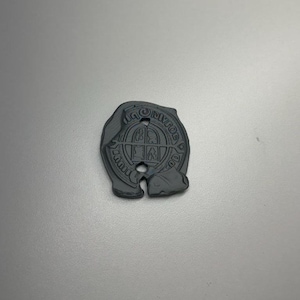 以下が含まれることがあります： クリーム、ライトグレー、ダークグレーの3色の、まだら模様のマット仕上げのセラミックマグのセット。各マグはシンプルでミニマリストなデザインで、コーヒーや紅茶に最適です。