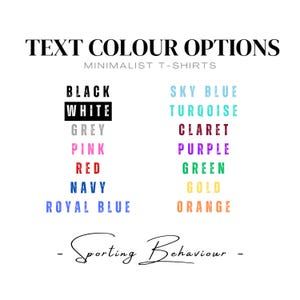 K&ouml;nnte beinhalten: Textfarbenoptionen f&uuml;r minimalistische T-Shirts. Die Farben sind Schwarz, Wei&szlig;, Grau, Rosa, Rot, Marineblau, K&ouml;nigsblau, Himmelblau, T&uuml;rkis, Rotwein, Lila, Gr&uuml;n, Gold und Orange. Der Text "Sporting Behaviour" befindet sich am unteren Rand des Bildes.