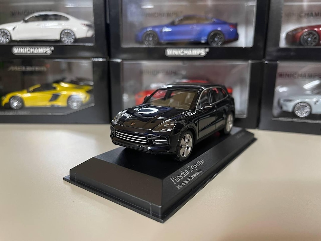 Porsche Cayenne 1:43 Minichamps Blue UK